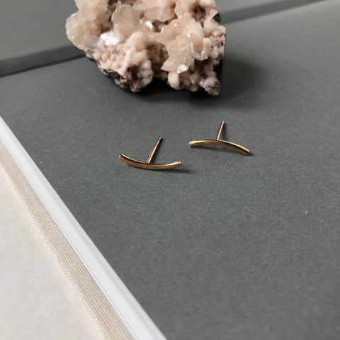 Soft Arch Stud Earrings | 14K Gold
